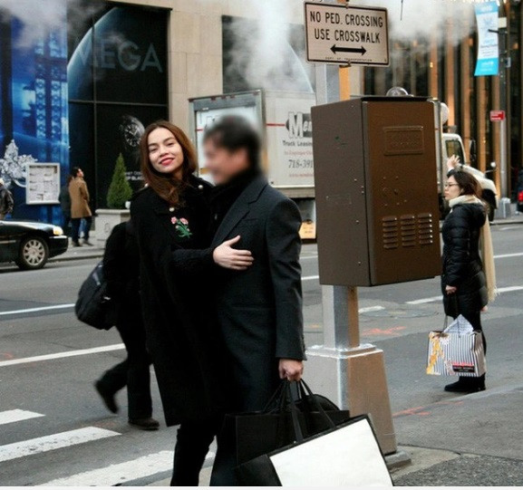 Tuy nhiên, sự nổi tiếng lên nhanh cũng khiến nữ ca sĩ không tránh khỏi tai tiếng, thị phi. Từng liên tiếp vướng phải những scandal tình ái, làm người thứ 3, phát ngôn ồn ào, thời trang hớ hênh hay nhảy nhót phản cảm khiến cô còn bị gắn mác "nữ hoàng thị phi". Đối mặt với những danh xưng đó, Hà Hồ không ngại bày tỏ biết ơn tất cả mọi thứ. "Nếu không có những thị phi, không có những lời bàn tán ra vào, mình lại không có sự khiêm tốn hoặc mình sẽ không biết sức mạnh bên trong như thế nào", cô chia sẻ trên Thể thao Văn hóa. Ảnh: Trí Thức Trẻ.