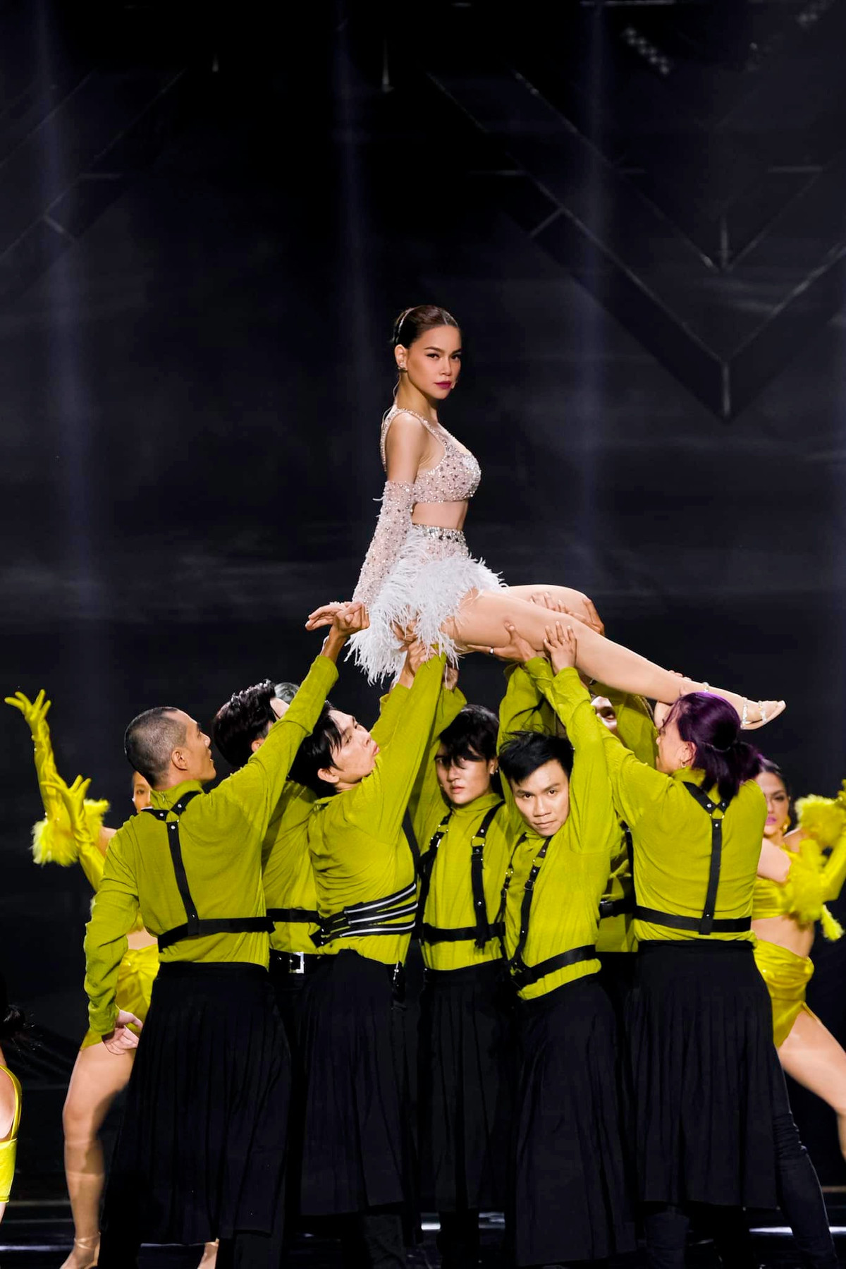 Hà Hồ từng chia sẻ trên Thể thao Văn hóa: "Nếu không có danh xưng "nữ hoàng giải trí", Hà lại không luôn luôn cố gắng trong sự nghiệp để làm mới hình ảnh của mình. Bởi vì cứ phải áp lực mới dồn Hà đến đỉnh điểm cố gắng".