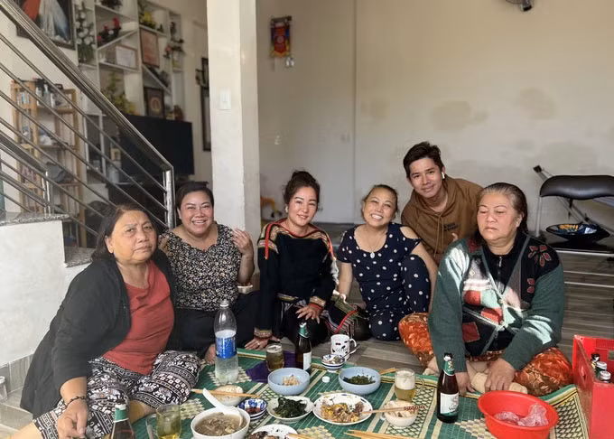 Vài năm trước, nữ rocker vay ngân hàng 700 triệu đồng để xây căn nhà từ mảnh đất cha mẹ để lại. "Khi túng thiếu, tôi từng bán một mảnh đất để trả nợ. Phải gây dựng từ từ mới có nhà", Siu Black cho biết. (Ảnh: Nhật Campuchia).