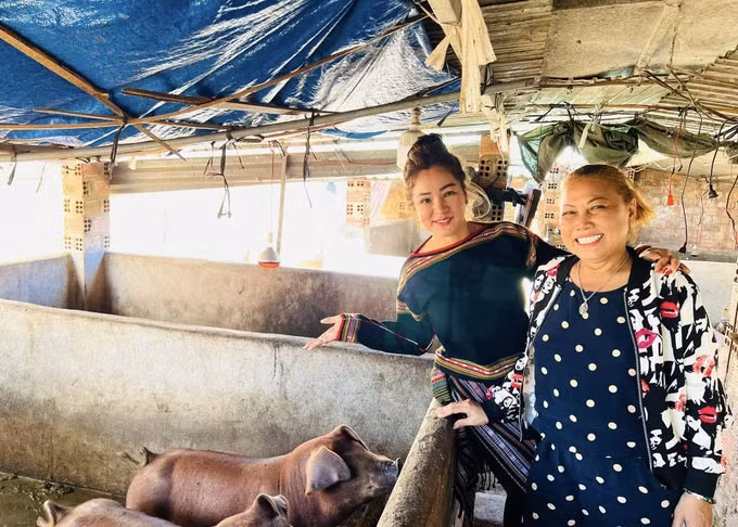 Là trụ cột trong gia đình, không còn thu nhập từ ca hát, Siu Black làm rẫy, nuôi heo để trang trải sống của bản thân và lo cho các con.
