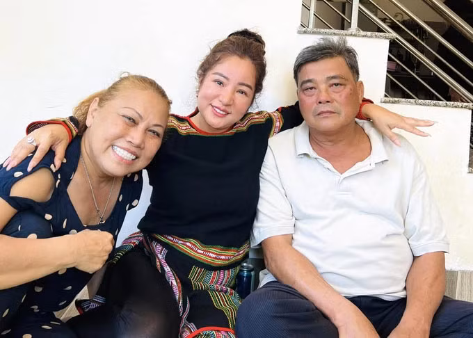 Sau vài năm về quê, năm 2018, Siu Black tái hợp với chồng cũ. "Chúng tôi từng ly dị 10 năm, nhưng rồi lại quay lại. Vì có con, có cháu, nên quyết định về ở với nhau như bạn già. Ông xã phụ tôi nuôi heo, làm đầu bếp trong nhà. Giờ cũng hạnh phúc (cười)", Siu Black chia sẻ.