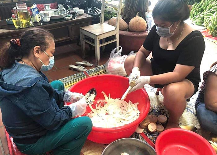 Chia sẻ với ca sĩ Thúy Nga, "Họa mi núi rừng" cho biết công việc hiện tại của chị mỗi ngày là cắt rau cho heo ăn, nấu cám heo, nuôi vịt, trồng rau, làm rẫy...