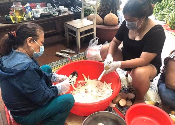 Chia sẻ với ca sĩ Thúy Nga, "Họa mi núi rừng" cho biết công việc hiện tại của chị mỗi ngày là cắt rau cho heo ăn, nấu cám heo, nuôi vịt, trồng rau, làm rẫy...