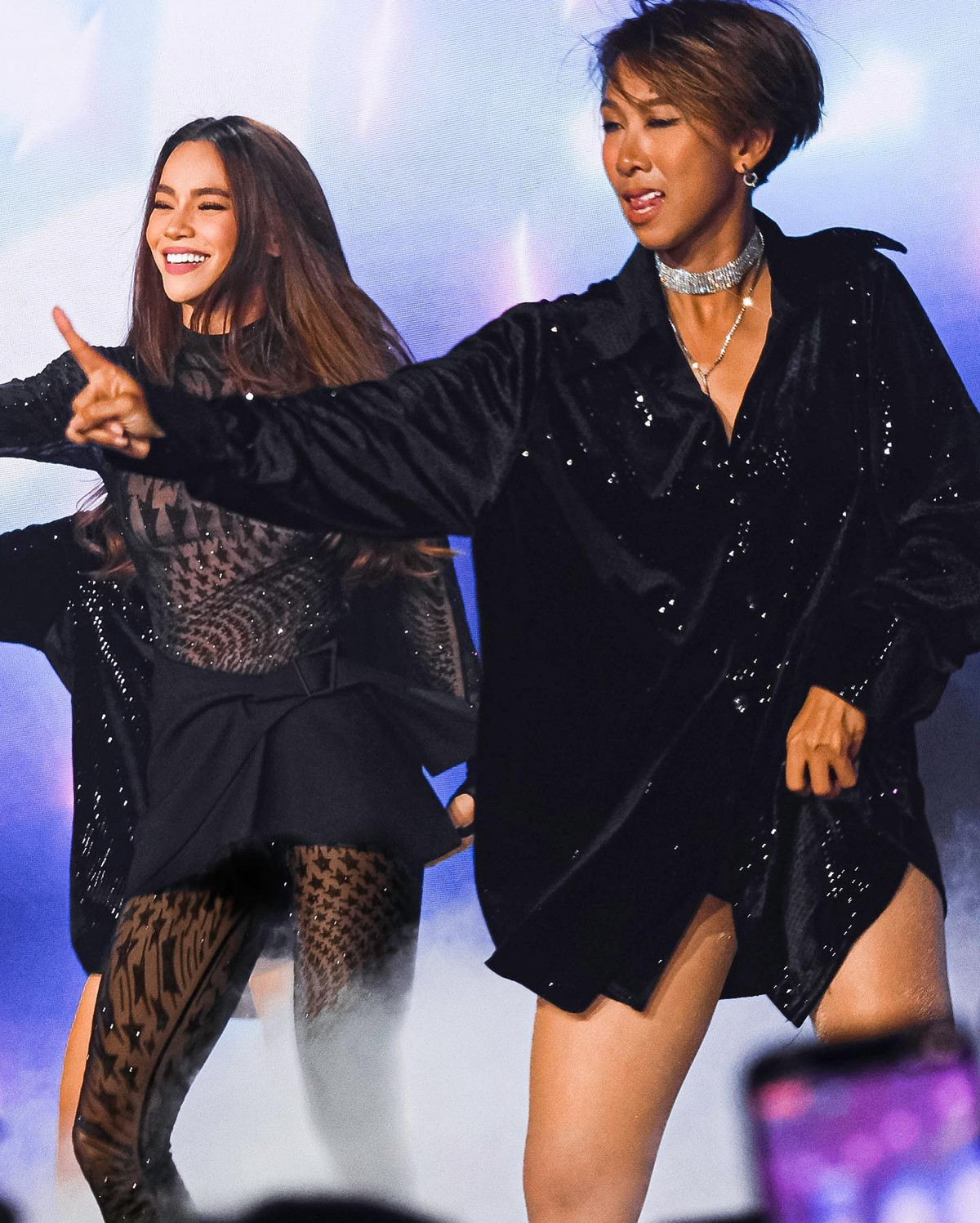 Bộ cánh mỏng, ôm sát càng làm tôn lên vóc dáng bốc lửa của mỹ nhân U40.