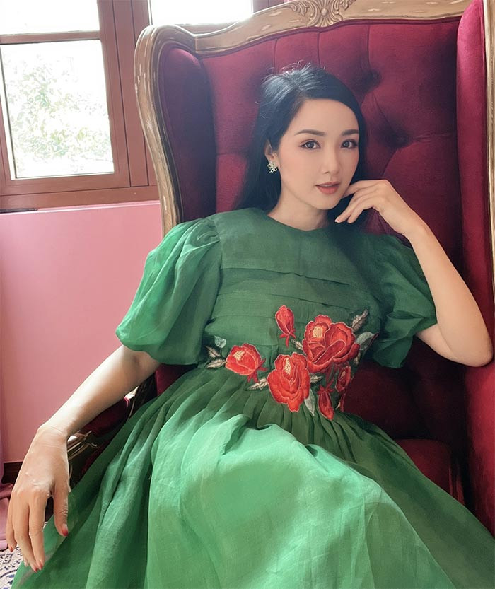 Khuôn mặt, làn da, vóc dáng của Hoa hậu Đền Hùng vẫn trẻ trung, tươi tắn như thời đôi mươi.