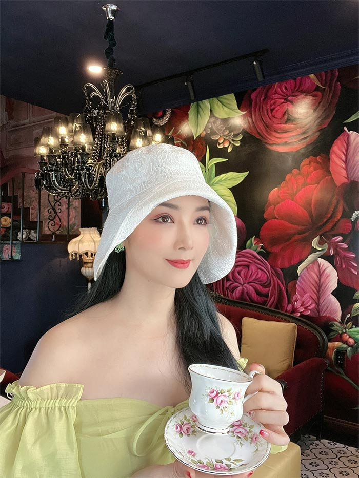 Nhìn ảnh cô, không ai nghĩ người đẹp đã 52 xuân xanh bởi làn da vẫn mịn màng, vóc dáng thon gọn.