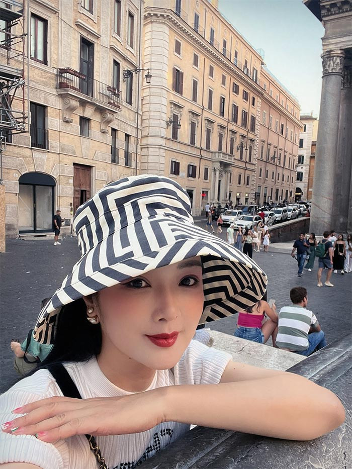 Hiện Giáng My không còn hoạt động showbiz nhiều, cô tập trung cho công việc kinh doanh và đang tận hưởng cuộc sống giàu có với khối tài sản khổng lồ.