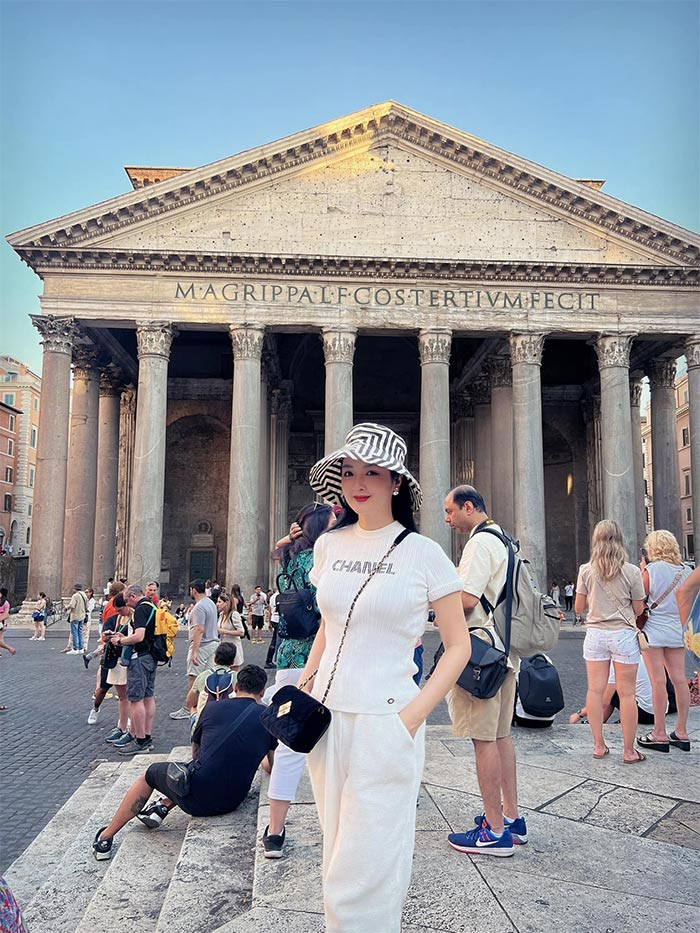 Càng ăn mặc giản dị, Giáng My càng trẻ.