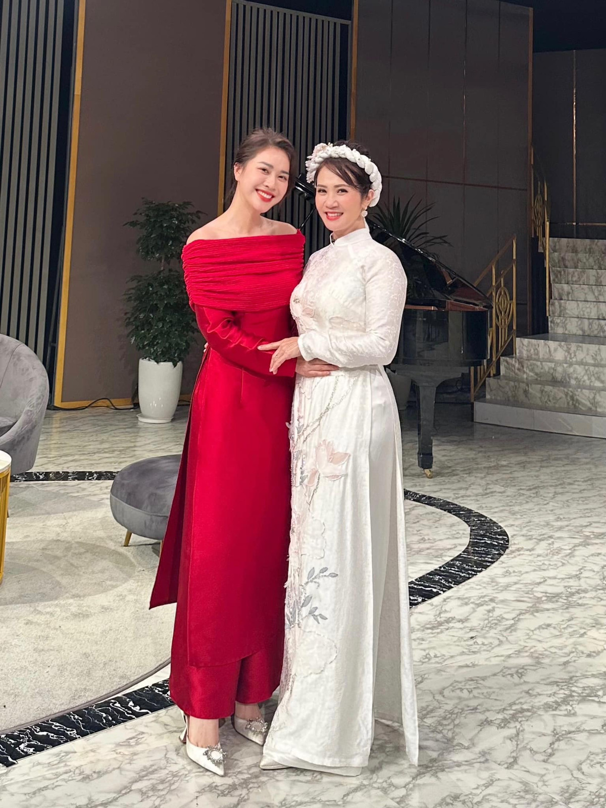 Trong chương trình "Khách sạn 5 sao" trên VTV, Nguyệt Hằng gây thích thú khi diễn lại màn đánh ghen "bất hủ" khi gặp lại MC Mai Phương (vai Yến "trà xanh"). Ảnh: FB MC Mai Phương.