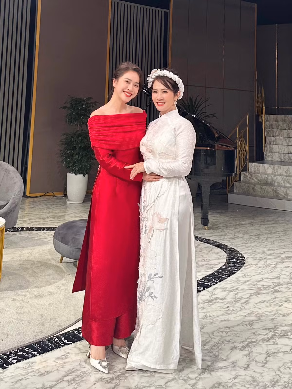 Trong chương trình "Khách sạn 5 sao" trên VTV, Nguyệt Hằng gây thích thú khi diễn lại màn đánh ghen "bất hủ" khi gặp lại MC Mai Phương (vai Yến "trà xanh"). Ảnh: FB MC Mai Phương.