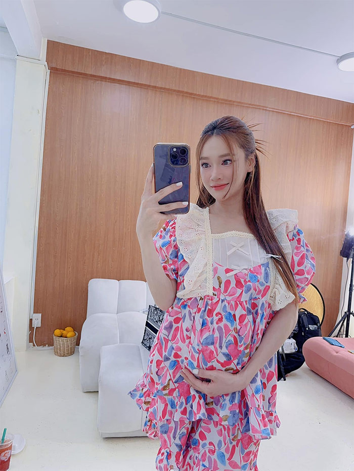 Mang thai lần thứ hai, ngoại hình của Nhã Phương không thay đổi gì nhiều, ngoại trừ vòng hai.