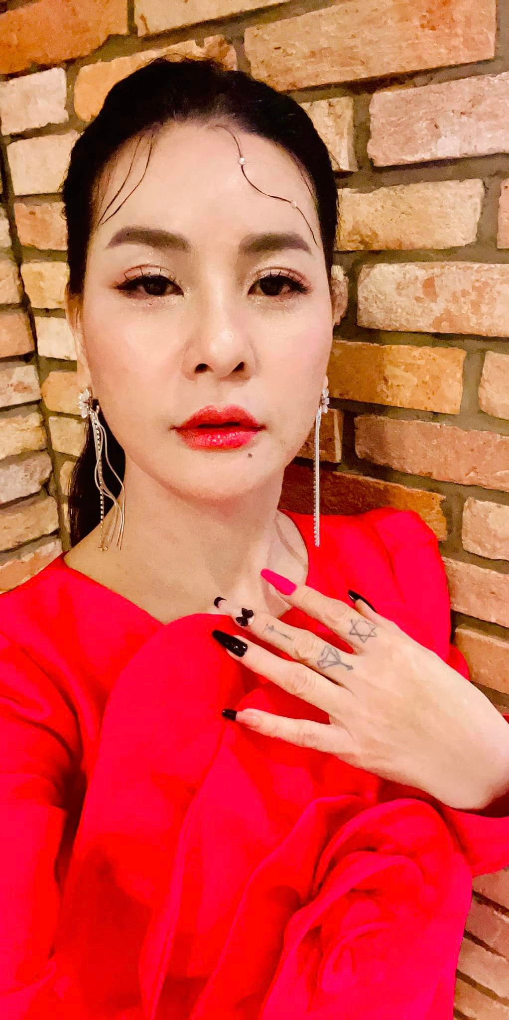 Sau chia tay tình trẻ kém 18 tuổi, Cát Phượng nhanh chóng lấy lại tinh thần và dành nhiều thời gian chăm sóc cho bản thân. Cuối tháng 11 năm ngoái, nữ diễn viên gây chú ý khi xác nhận đã có tình yêu mới.