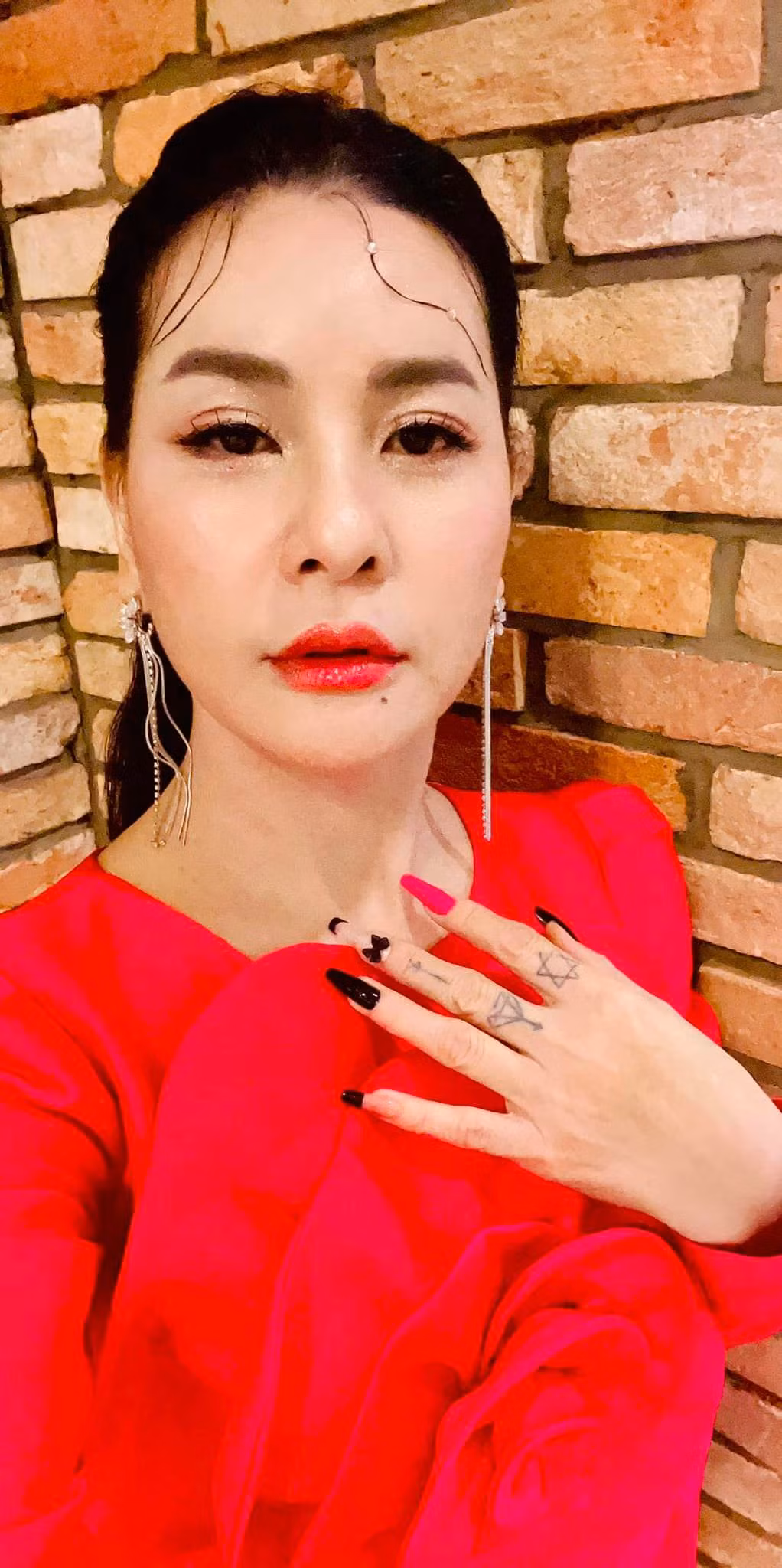 Sau chia tay tình trẻ kém 18 tuổi, Cát Phượng nhanh chóng lấy lại tinh thần và dành nhiều thời gian chăm sóc cho bản thân. Cuối tháng 11 năm ngoái, nữ diễn viên gây chú ý khi xác nhận đã có tình yêu mới.