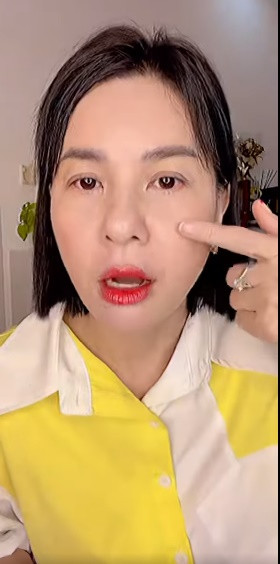 Thời gian gần đây, nữ diễn viên liên tục vướng nghi vấn dao kéo khi để lộ gương mặt "cứng đơ" bất thường. Bức xúc vì điều này, Cát Phượng đã livestream cận cảnh gương mặt mộc của mình cùng lời khẳng định chưa từng đụng "dao kéo", chưa cắt mắt hay căng da...