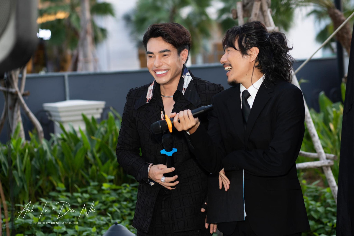 Anh từng gây sốc với diện mạo già dặn khi để tóc dài và râu ria xồm xoàm.