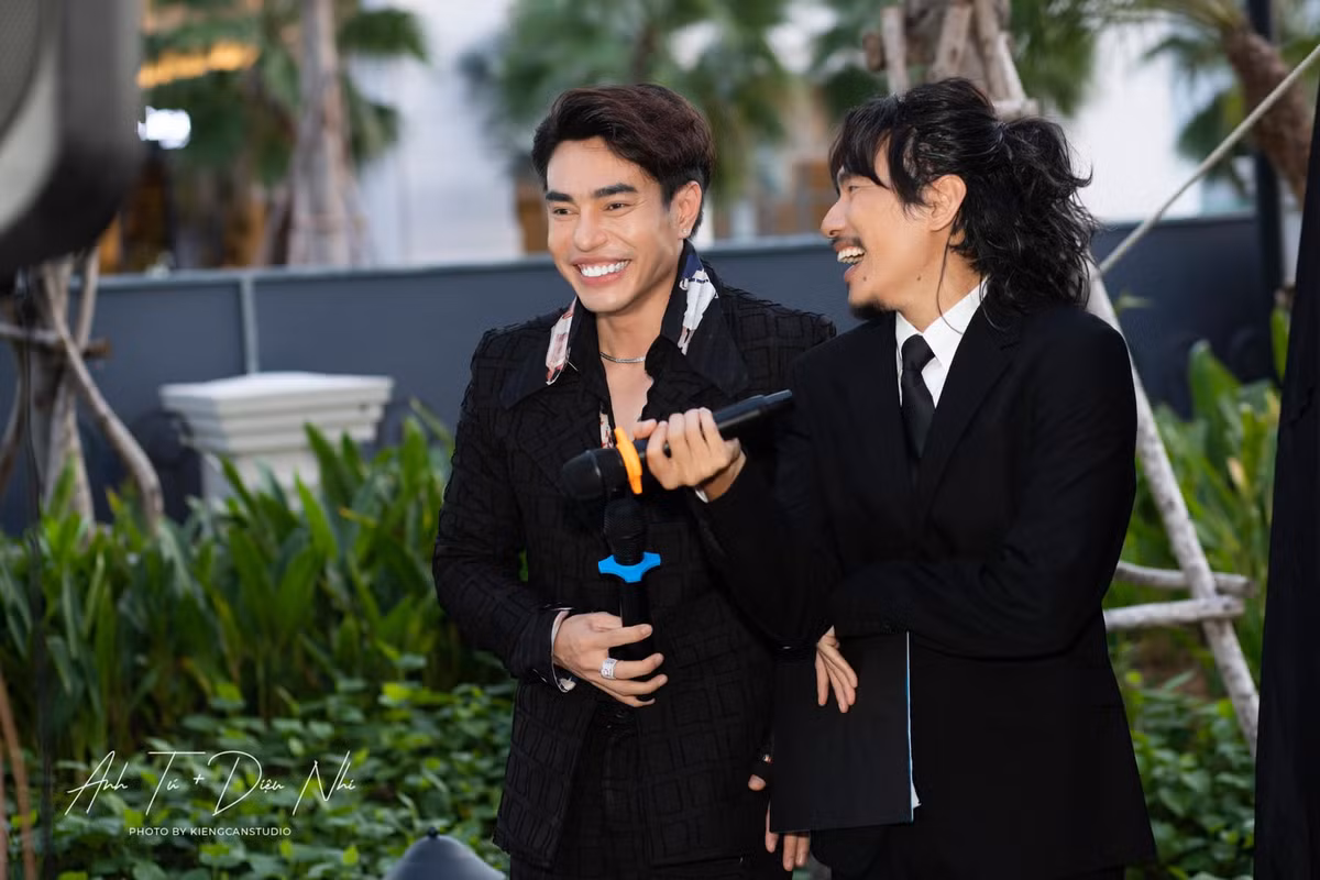 Anh từng gây sốc với diện mạo già dặn khi để tóc dài và râu ria xồm xoàm.