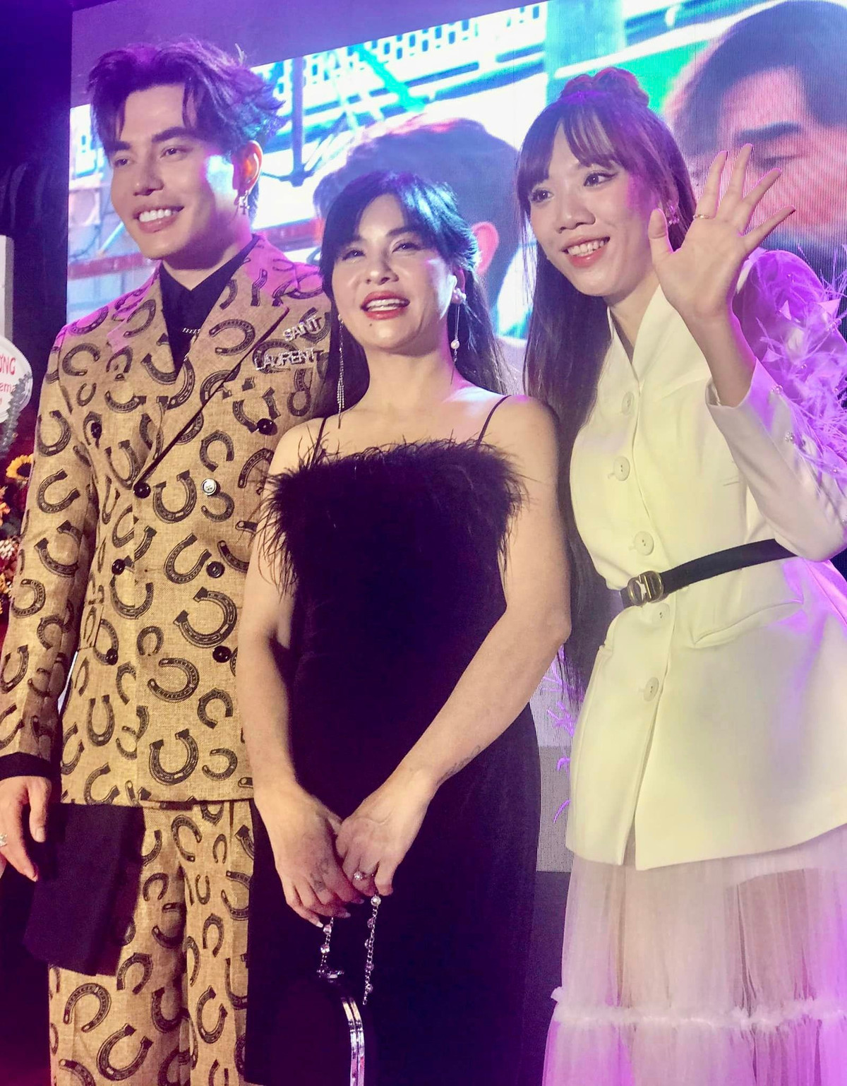 "Khi nào em đi căng da, cắt mí em sẽ livestream cho các chế xem ạ! Tui không được cái gì, chỉ được cái sống thật, nói thật", Cát Phượng không ít lần lên tiếng phủ nhận chuyện phẫu thuật thẩm mỹ. Nữ diễn viên bật mí có làn da căng mịn là do chị chịu khó chăm sóc da.