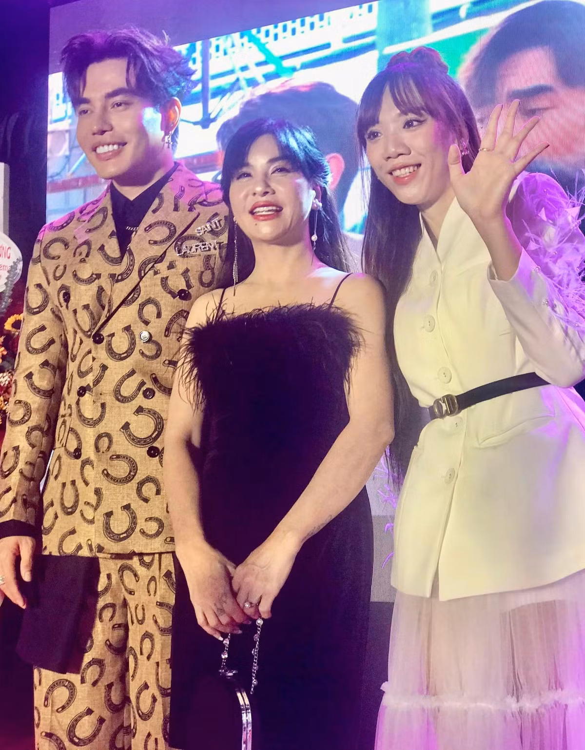 "Khi nào em đi căng da, cắt mí em sẽ livestream cho các chế xem ạ! Tui không được cái gì, chỉ được cái sống thật, nói thật", Cát Phượng không ít lần lên tiếng phủ nhận chuyện phẫu thuật thẩm mỹ. Nữ diễn viên bật mí có làn da căng mịn là do chị chịu khó chăm sóc da.