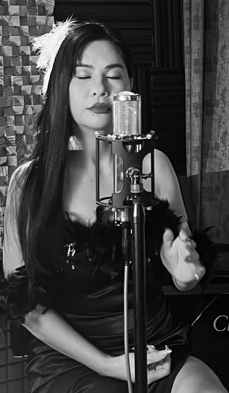 Chị cũng chưa muốn "chịu chi" cho công cuộc "dao kéo" vì còn để dành tiền lo cho con trai chung với chồng cũ Thái Hòa ăn học.