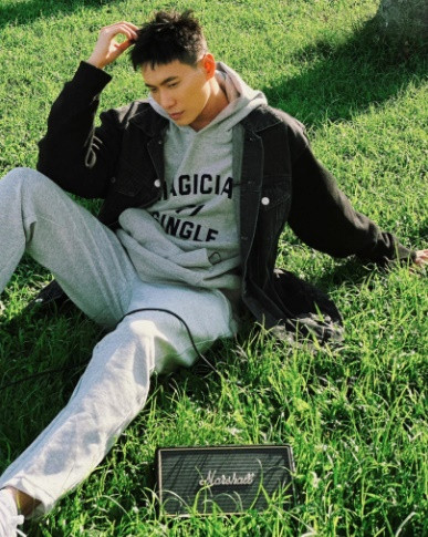 Thời gian gần đây, tình cũ Cát Phượng có sự đầu tư cho ngoại hình. Khác hình ảnh "ông chú" già dặn trước đó, nam diễn viên "lột xác" với vẻ ngoài bảnh bao như trai Hàn Quốc. Thành viên "2 ngày 1 đêm" còn ưa chuộng trang phục trẻ trung hơn.