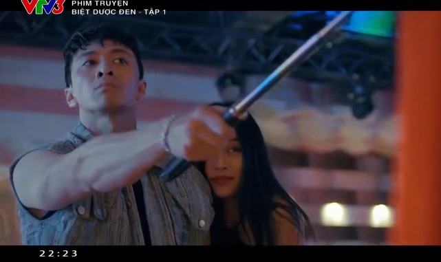 Là "bóng hồng" của Vương nhưng Tuyết lại có tình cảm với Tiến (Trương Hoàng) - cậu ấm của gia đình kinh doanh trong lĩnh vực thuốc và thiết bị y tế, khiến Vương vô cùng tức giận. Cái chết bất ngờ của Vương cũng khiến Tiến và Tuyết trở thành nghi phạm trong vụ án.