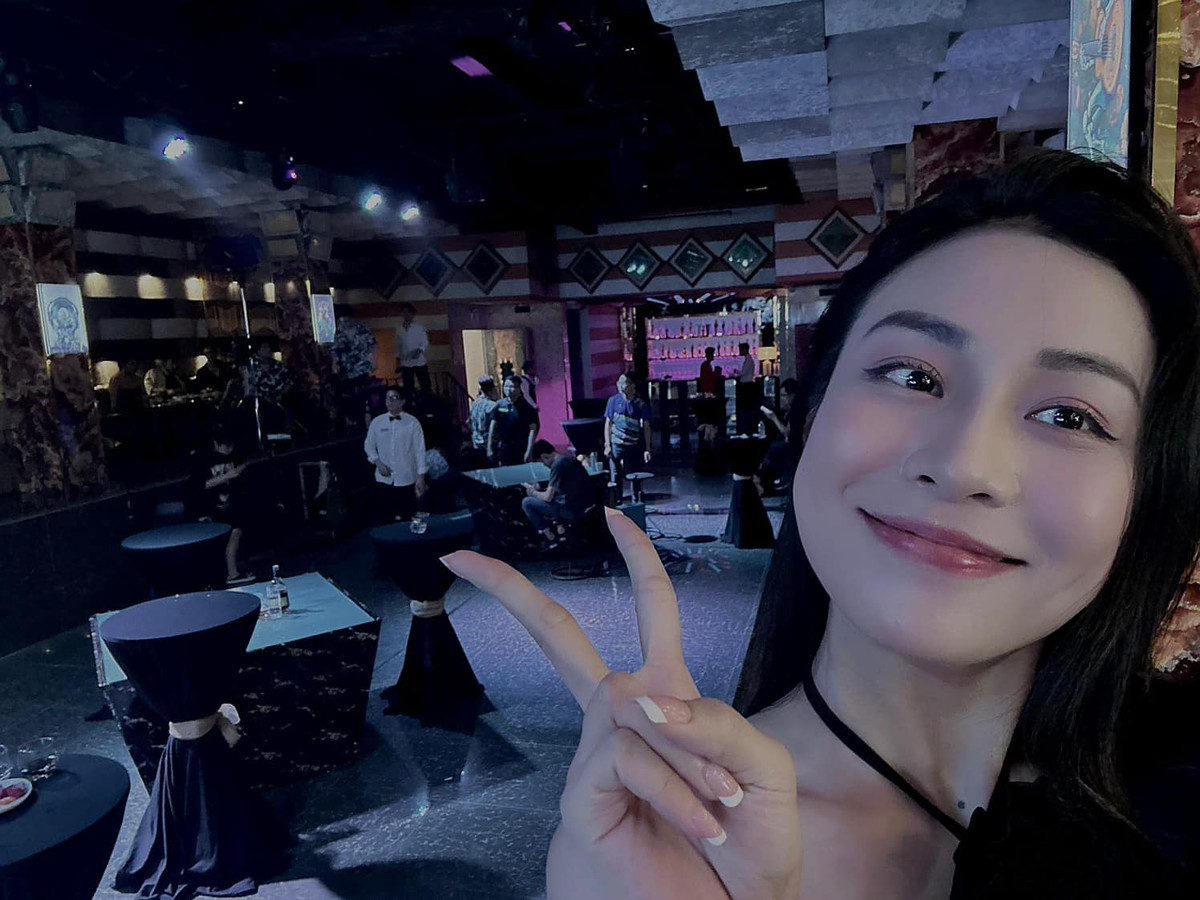  Tuyết "Biệt dược đen" tươi tắn ở hậu trường. Ngoài đời, Quỳnh Châu thu hút bởi nhan sắc xinh đẹp như hot girl.