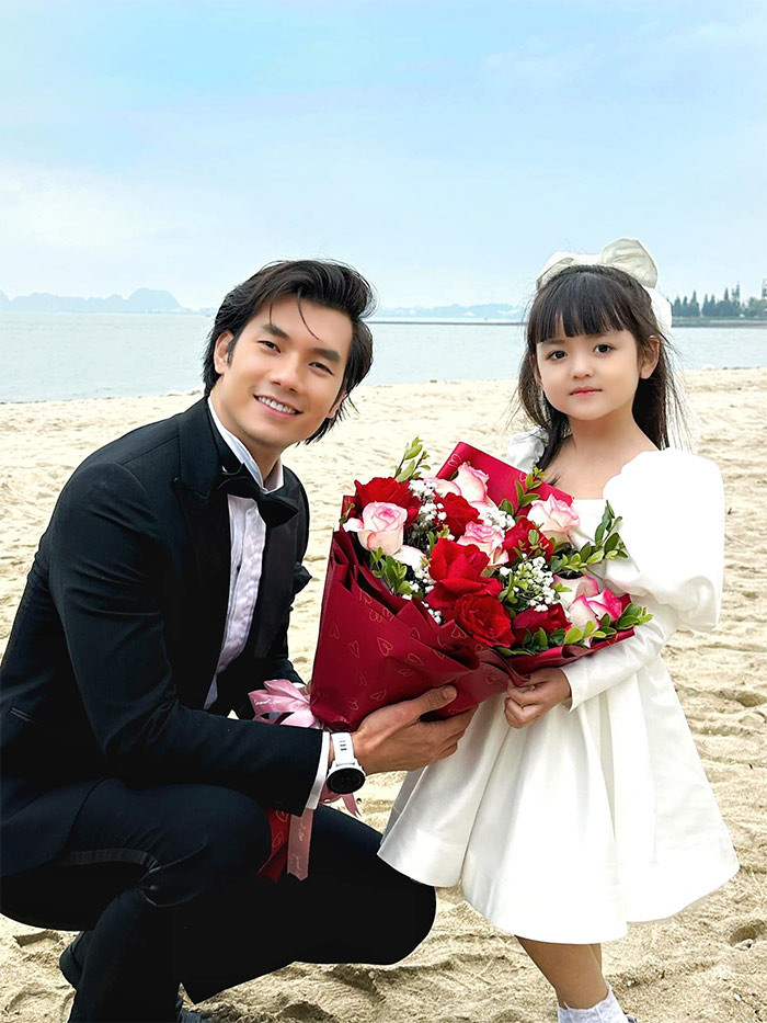 Nhan Phúc Vinh nhận được nhiều lời khen ngợi khi vào vai tổng tài trong phim Đừng làm mẹ cáu bởi vẻ ngoài lạnh lùng, đẹp trai nhưng bên trong ấm áp.