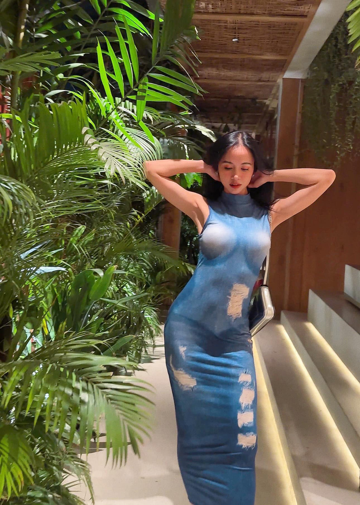 Vòng một của nữ người mẫu kiêm diễn viên trông "khủng" hơn nhờ trang phục có thiết kế lạ mắt. Không ít người nhìn thoáng qua còn lầm tưởng Ngọc Anh đang mặc áo lộ nội y.