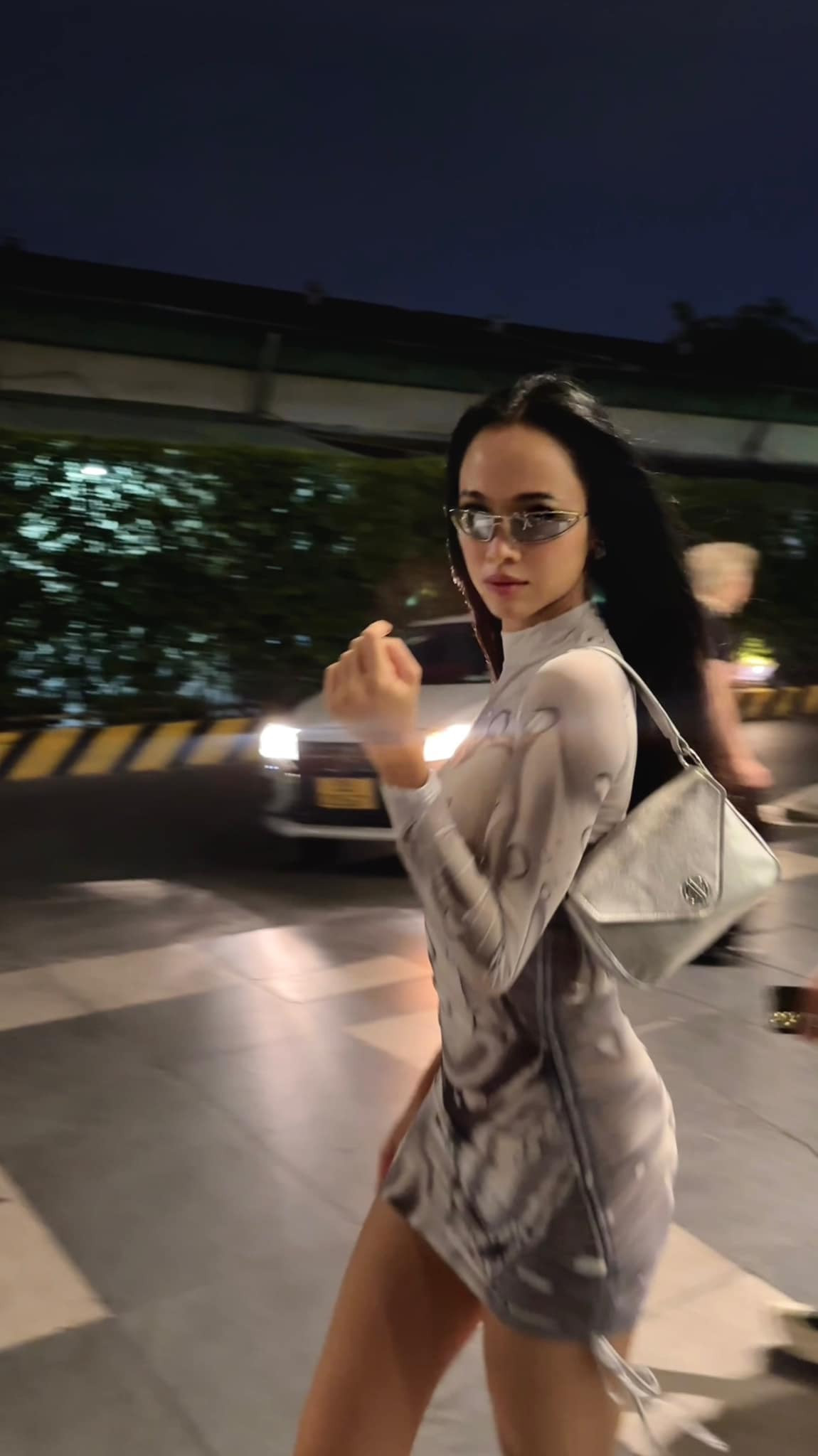 Chiếc váy táo bạo khiến chân dài 9X trông gần như bán nude.