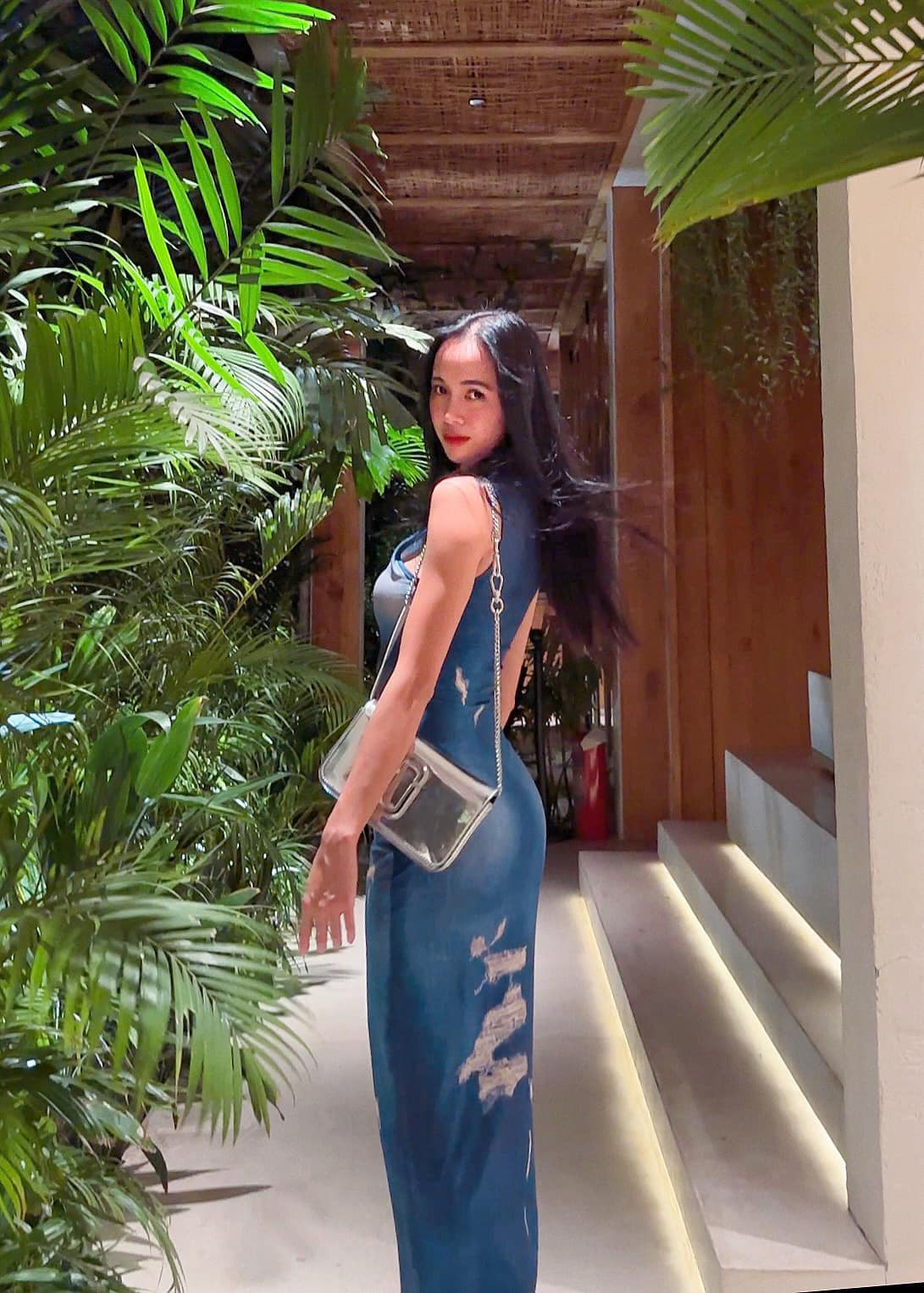 Chiếc đầm thiết kế loang màu được "đánh sáng" ở những phần "nhạy cảm" khiến 3 vòng của Vũ Ngọc Anh thêm nóng bỏng.