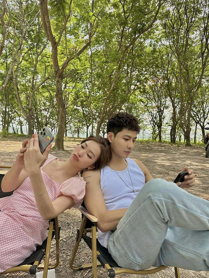 Hai người thân thiết trên trường quay "Gia đình mình vui bất thình lình".