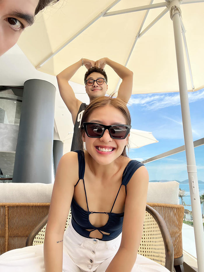 Ngoài đời, Khả Ngân - Thanh Sơn cũng có những màn tương tác rất thân thiết và vui nhộn.