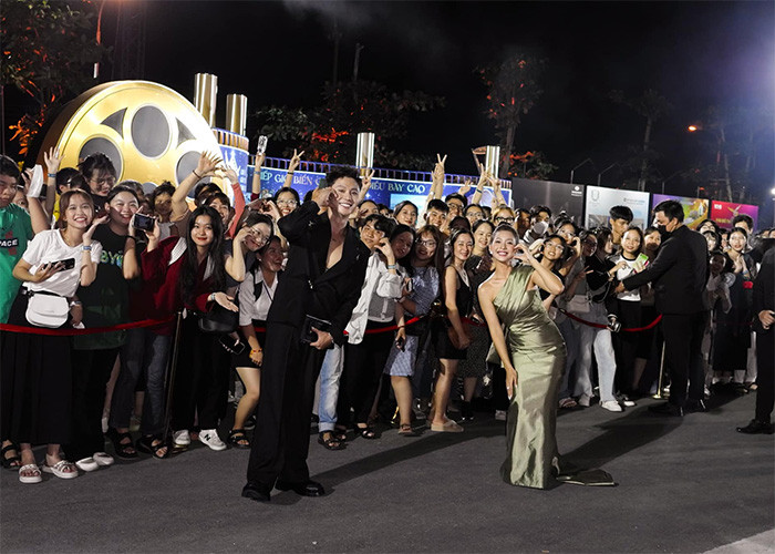 Từ khi tới khu vực tổ chức sự kiện, cặp diễn viên phim "Gia đình mình vui bất thình lình" đã nhận được sự quan tâm của đông đảo công chúng và báo giới.