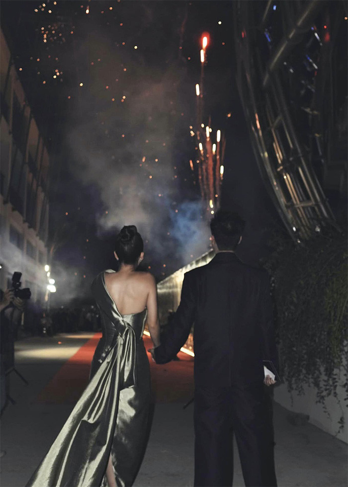 Luôn nắm tay song hành trong sự kiện tối 9/9, Thanh Sơn và Khả Ngân càng khiến mọi người tin họ "phim giả tình thật".