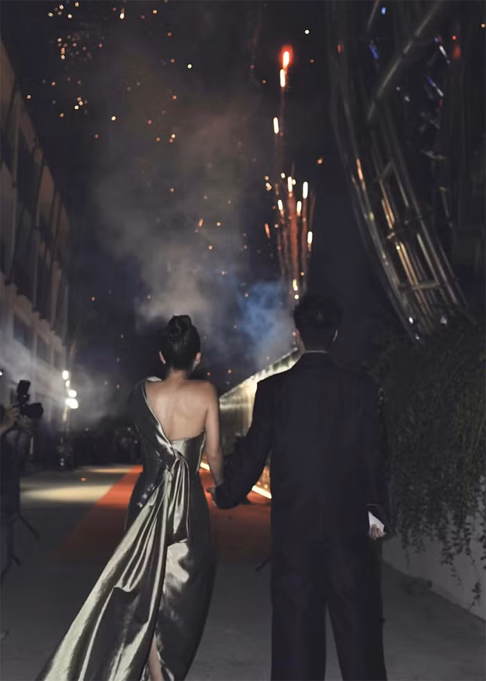 Luôn nắm tay song hành trong sự kiện tối 9/9, Thanh Sơn và Khả Ngân càng khiến mọi người tin họ "phim giả tình thật".