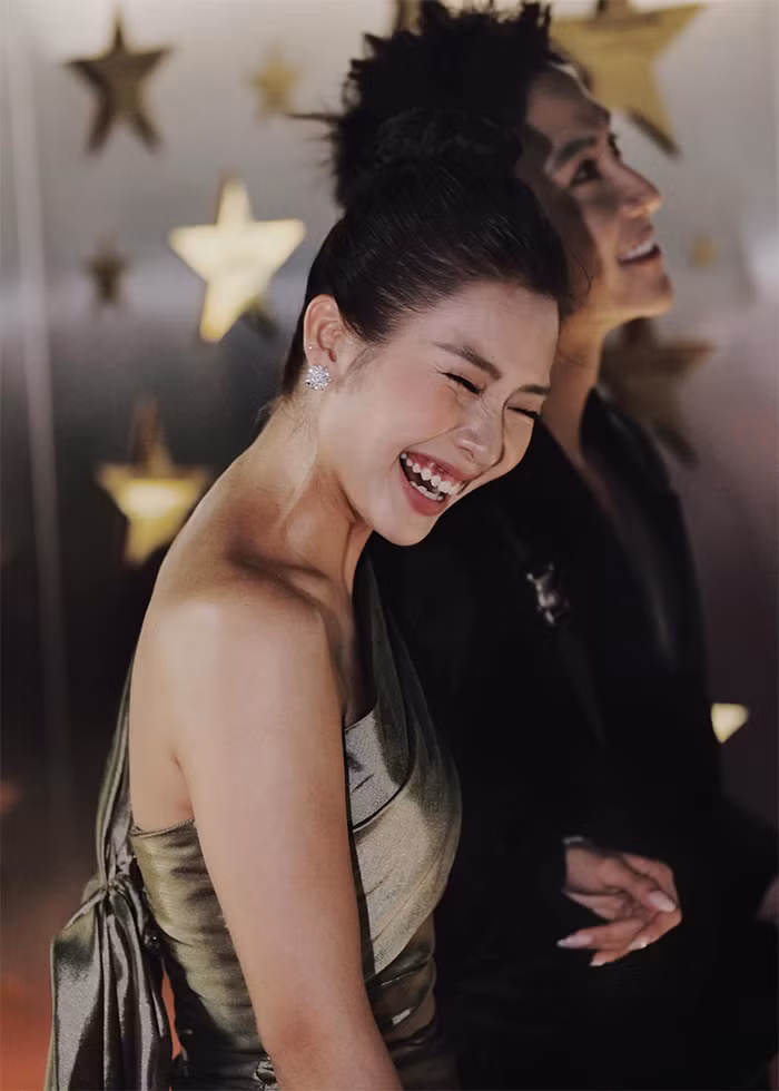 Những khoảnh khắc "dính như sam" của Khả Ngân và Thanh Sơn tại Cánh diều Vàng 2023.