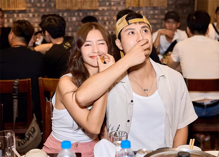 Nhiều người chúc cho họ sớm trở thành một đôi yêu nhau thật ngoài đời chứ không chỉ trên phim.