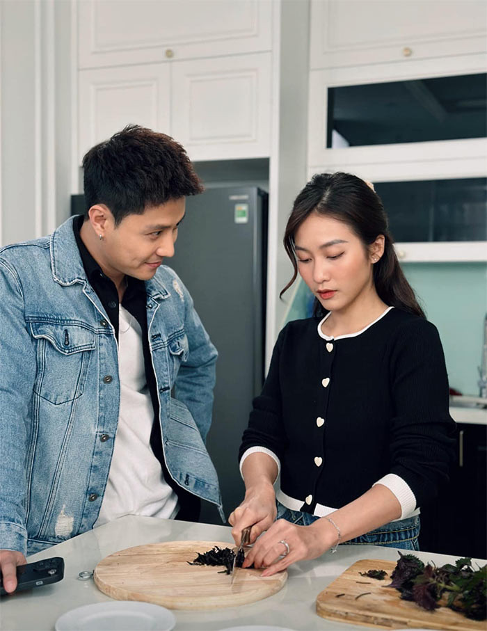 Ánh mắt của Thanh Sơn dành cho Khả Ngân trong một phân đoạn phim "Gia đình mình vui bất thình lình" được cho là ngọt ngào, ấm áp như là một cặp đôi yêu nhau thật chứ không phải diễn.