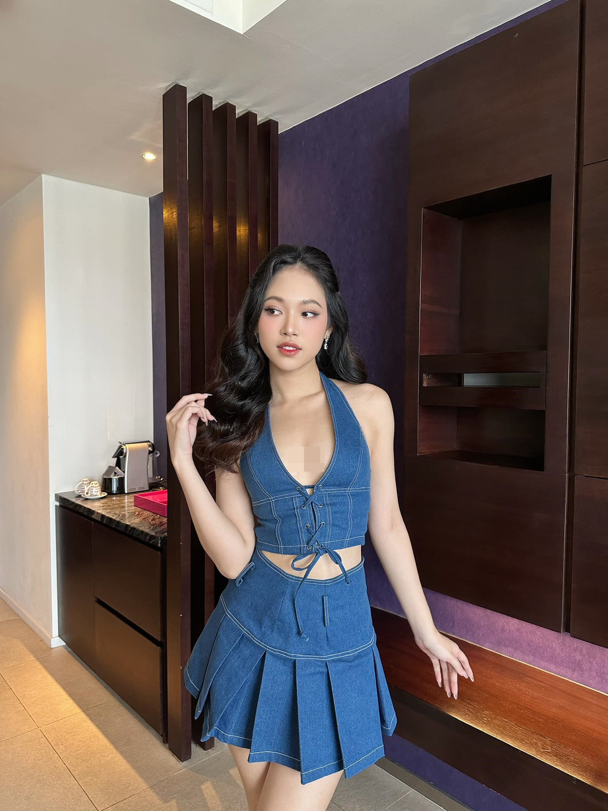 Mới đây, trên trang cá nhân, Á hậu Thùy Linh đăng ảnh thả dáng gợi cảm tại một resort sang chảnh ở Hội An. Thời gian gần đây, người đẹp xứ Thanh nhận được nhiều lời khen khi có sự thay đổi về phong cách lẫn nhan sắc ngày càng "lên hương".