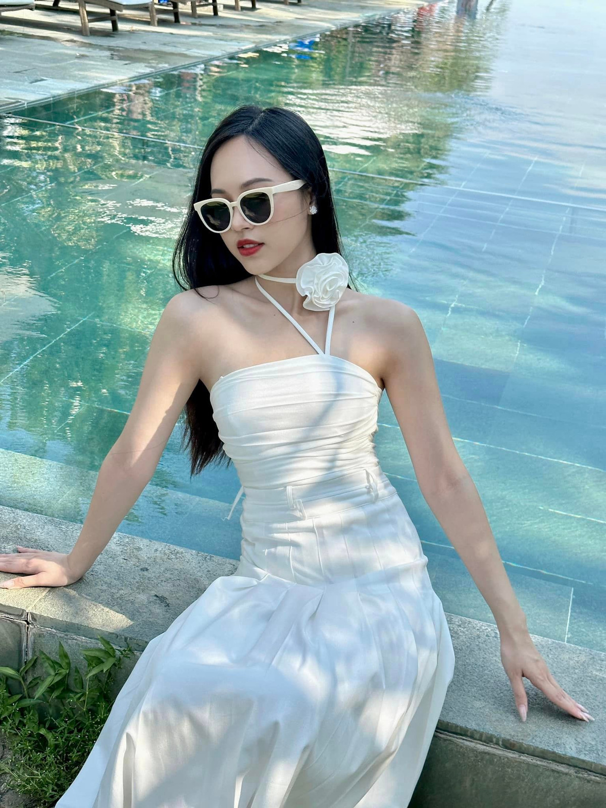 Nàng Á hậu 1 Thùy Linh chăm lên đồ gợi cảm hút mắt, check-in ở nơi sang chảnh.