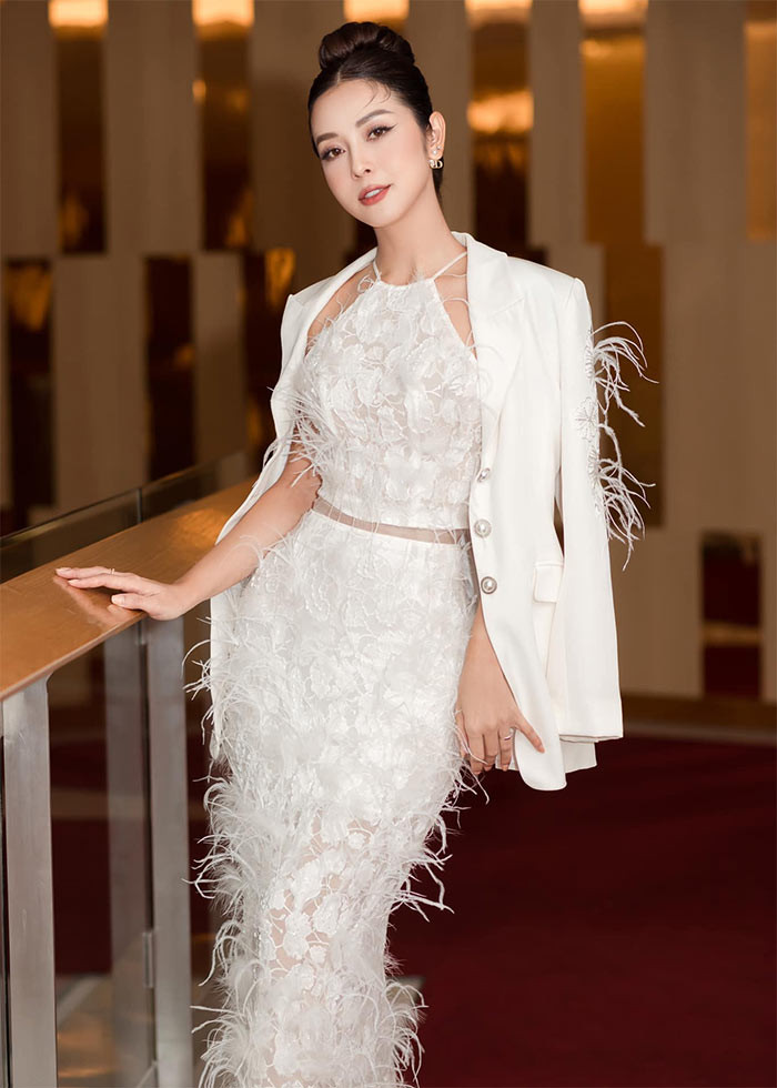 Jennifer Phạm sinh năm 1985, cô giành vương miện Hoa hậu châu Á tại Mỹ năm 2006 khi vừa tròn 21 tuổi.