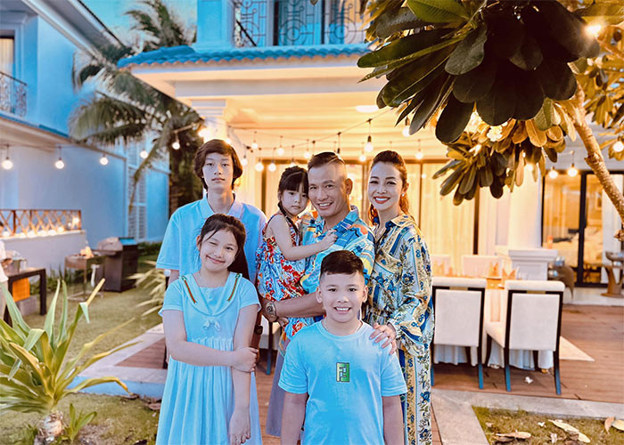 Jennifer Phạm cùng chồng - doanh nhân Đức Hải và 4 con.