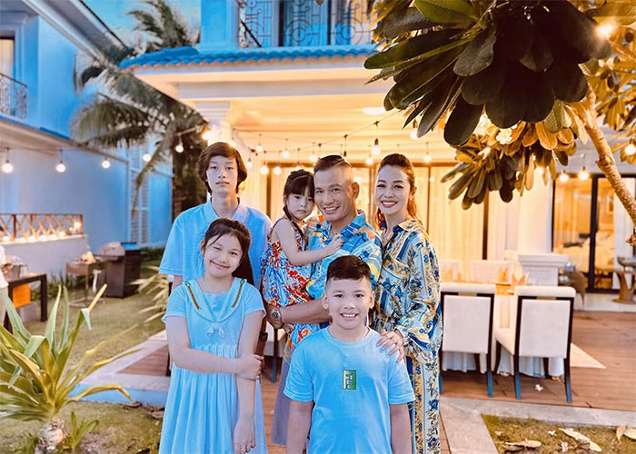 Jennifer Phạm cùng chồng - doanh nhân Đức Hải và 4 con.