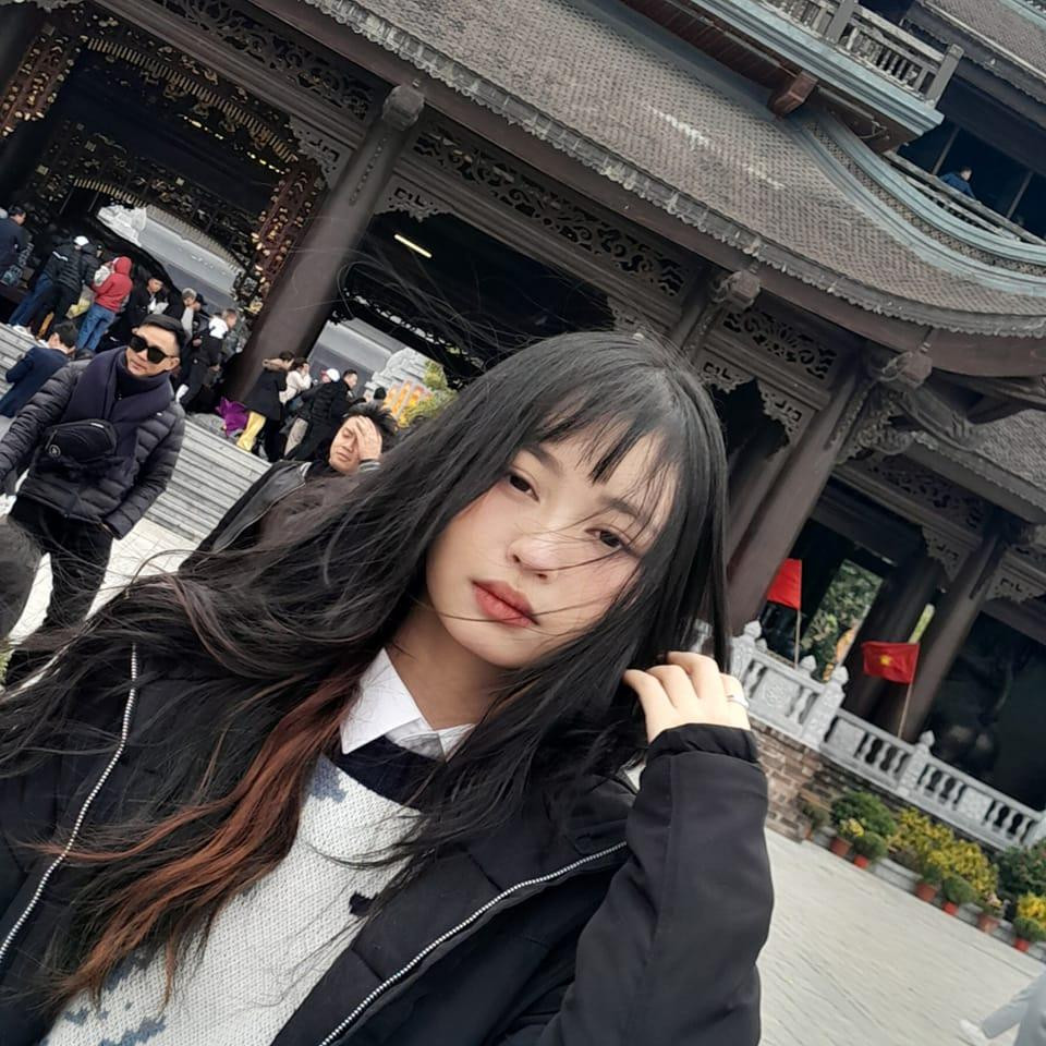 "Bằng quyền huynh trưởng, anh sẽ không xin phép em mà đăng tải bức thư này lên mạng xã hội, để chia sẻ cái năng lượng Flexing này tới tất cả những ai đọc được nó. Chúc em luôn hạnh phúc dạo chơi trên hành trình mình đã chọn, em đích thực là Hồng Phúc của gia đình mình", Lê Hiếu viết.