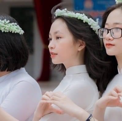 Được biết, Giang Còi trải qua 3 cuộc hôn nhân đổ vỡ và có 4 người con (3 trai, 1 gái). Lê Hồng Phúc - con gái cố nghệ sĩ Giang Còi khá kín tiếng. Sau khi bố mẹ ly hôn, cô bạn sống với mẹ. Cố nghệ sĩ cũng hiếm khi nhắc về con gái trên truyền thông.