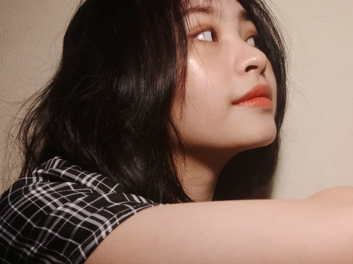 Không chỉ học giỏi, cô con gái kín tiếng của nghệ sĩ Giang Còi còn sở hữu vẻ ngoài xinh đẹp. Cô bạn được nhận xét có gương mặt khá giống với người cha quá cố.