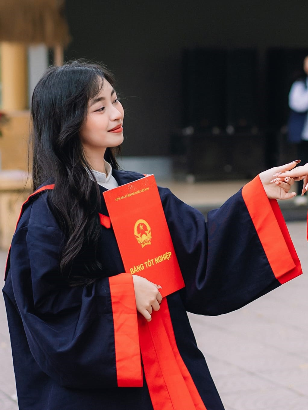 Lê Hiếu chia sẻ: "Nhận tin em đỗ 3 trường Đại học cùng lúc là Đại học Ngoại giao, Đại học Kinh tế Quốc dân, và Đại học Công nghệ của Đại học Quốc Gia, nhà mình vui lắm. Nhưng theo đó là cảm giác sốc ngang khi anh biết em chọn chuyên ngành Công nghệ khoa học hàng không vũ trụ của Đại học Quốc Gia. Sau đó lập tức là sự vỡ òa trong những cảm xúc lẫn lộn trong anh. Đó là những dồn nén nghẹn ngào trong tự hào xen lẫn lo lắng bởi anh sợ chẳng ai hiểu nổi quyết định của em...".