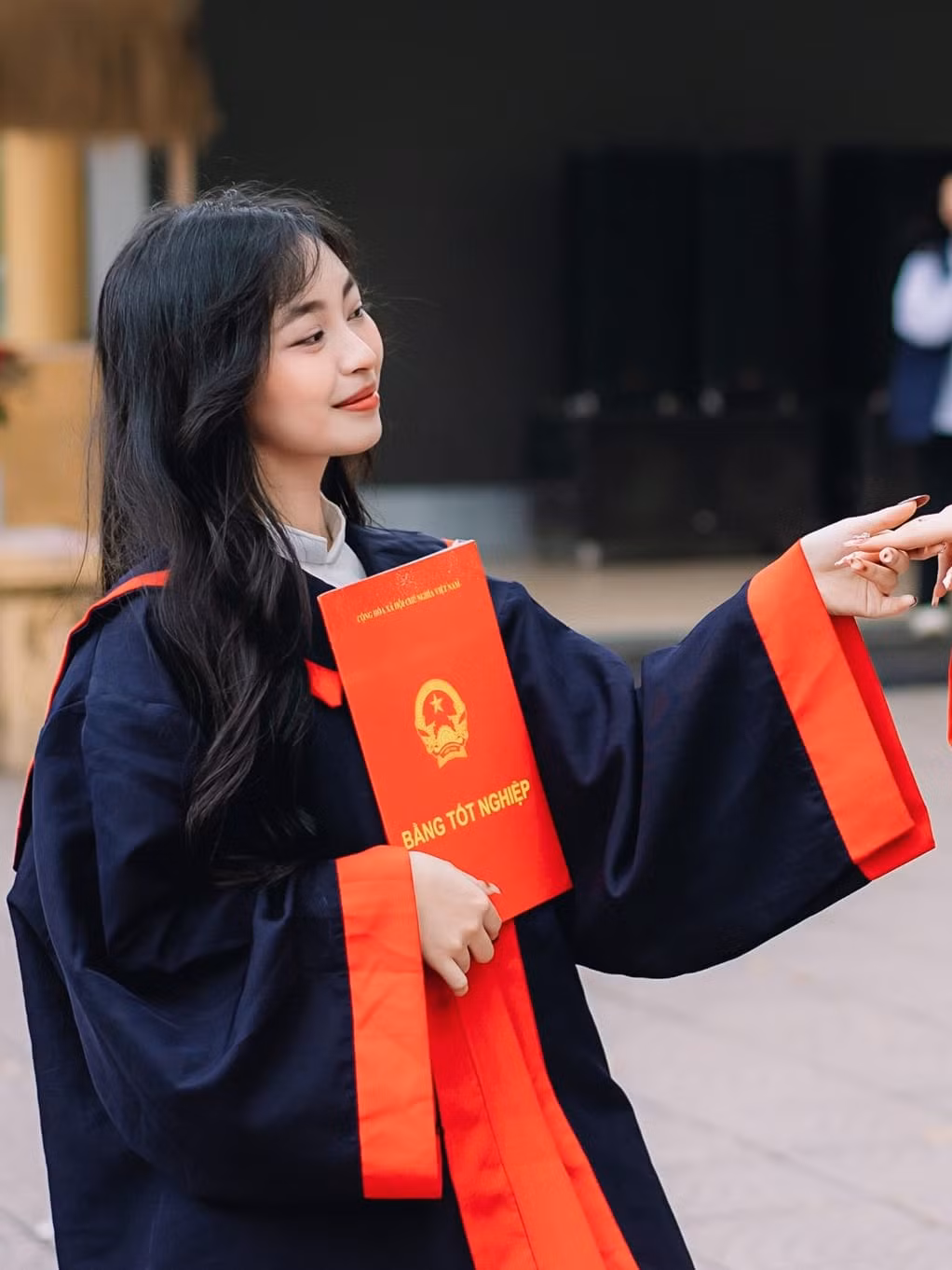 Lê Hiếu chia sẻ: "Nhận tin em đỗ 3 trường Đại học cùng lúc là Đại học Ngoại giao, Đại học Kinh tế Quốc dân, và Đại học Công nghệ của Đại học Quốc Gia, nhà mình vui lắm. Nhưng theo đó là cảm giác sốc ngang khi anh biết em chọn chuyên ngành Công nghệ khoa học hàng không vũ trụ của Đại học Quốc Gia. Sau đó lập tức là sự vỡ òa trong những cảm xúc lẫn lộn trong anh. Đó là những dồn nén nghẹn ngào trong tự hào xen lẫn lo lắng bởi anh sợ chẳng ai hiểu nổi quyết định của em...".