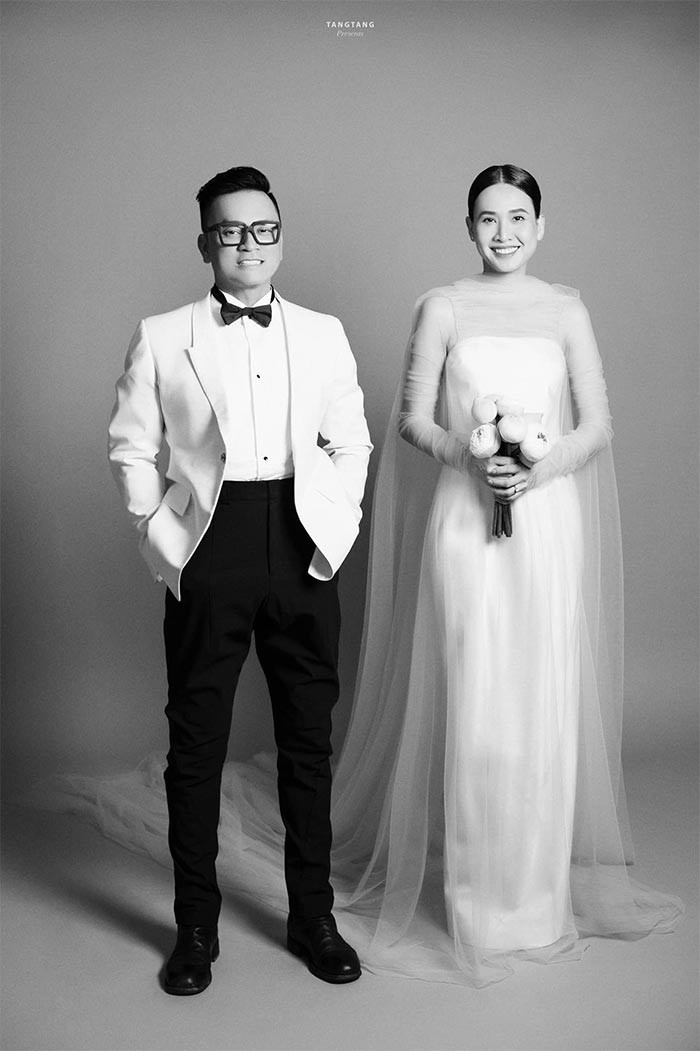 Người đẹp sinh năm 1984 và doanh nhân Việt kiều Tôn Thất Bảo Anh hẹn hò từ năm 2018 sau vài năm chia tay nam ca sĩ Bằng Kiều. Chồng Dương Mỹ Linh từng qua một lần đò, là doanh nhân nổi tiếng giàu có, sở hữu chuỗi nhà hàng món Việt ở Mỹ và lớn hơn cô 11 tuổi.