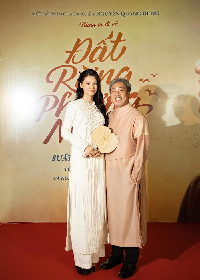 "Cũng không giúp đỡ được gì nhiều ngoài nấu cơm, ép nước rau, chăm sóc nhà cửa…cho ổng và…bạn ổng tới nhà (làm kịch bản, họp film, nhậu). Cũng không dám hó hé gì nhiều bởi vì mình không có chuyên môn về phim và cụ Rùa thì đã là một trong những đạo diễn lớn nhất của điện ảnh Việt Nam rồi. Bởi vậy, mình chỉ mong chờ tới ngày được xem và âm thầm ủng hộ cả đoàn phim suốt chặng đường vất vả vừa qua...", Bùi Lan Hương viết trên trang cá nhân.